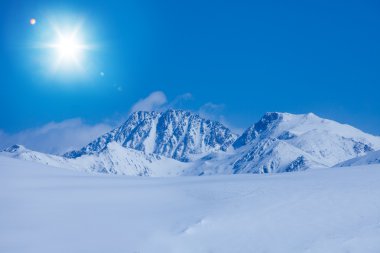 kar arazi ve rocky Dağları