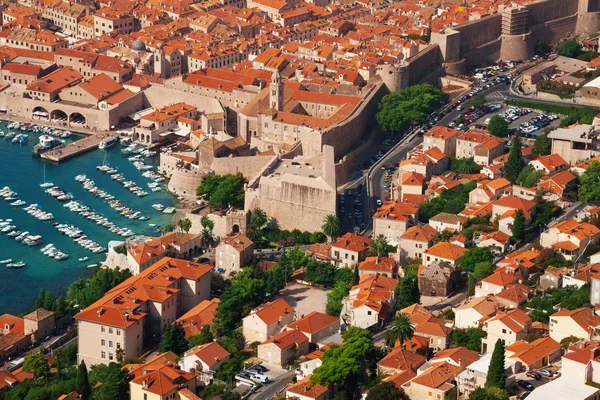 Casas y puerto de Dubrovnik — Foto de Stock