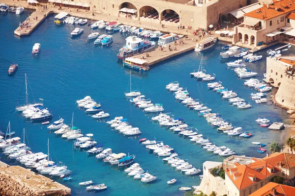 Nära skjuta av dubrovnik port — Stockfoto