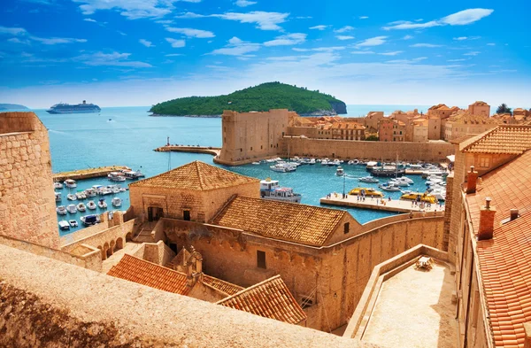 Puerto de Dubrovnik desde las murallas — Foto de Stock