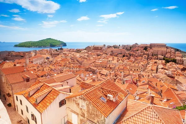 Dubrovnik von der Mauer und der Insel Lokrum — Stockfoto