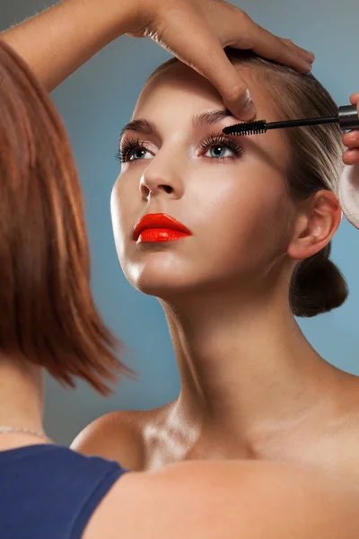 Make-up kunstenaar aan het werk — Stockfoto