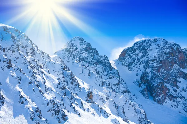 Schnee auf hohen Berggipfeln — Stockfoto