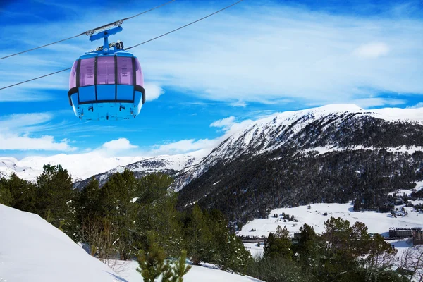 Montanhas em Androrra e teleférico de ski — Fotografia de Stock