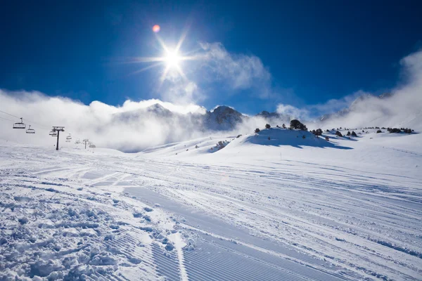 Wolken und Himmel im Wintersportort — Stockfoto