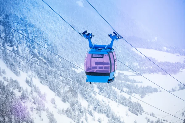 スキーを持ち上げるためのケーブルカー — ストック写真