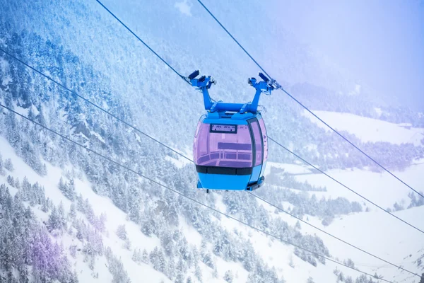 Kabelbaan voor het heffen van ski — Stockfoto