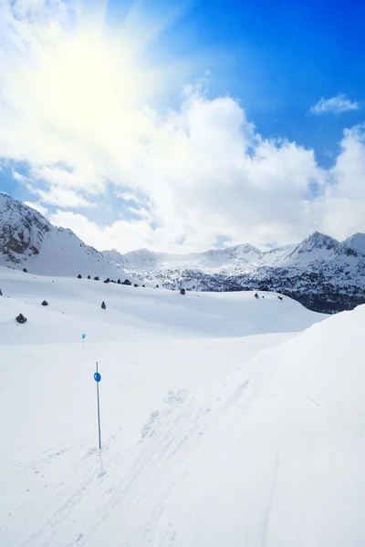 Declive marcado para esquiar nas montanhas — Fotografia de Stock