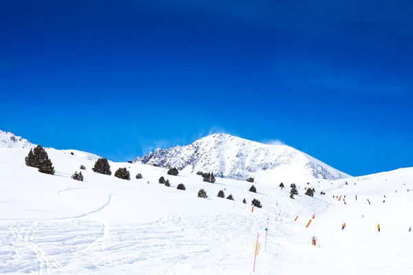 Piste de ski en montagne — Photo