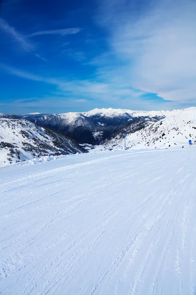 高い山の谷のスキーは楽しいです。 — ストック写真