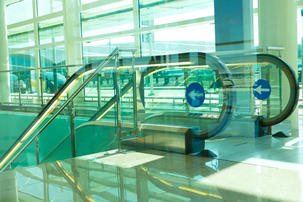 Escalator lentokentällä — kuvapankkivalokuva