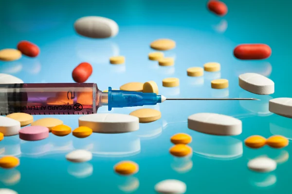Syringe and different tablets — Stock Photo, Image