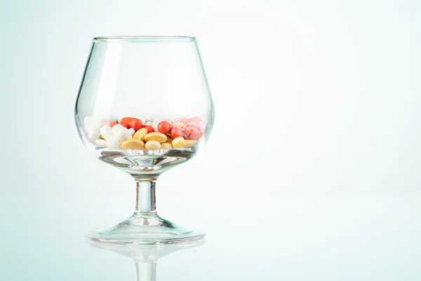 Drugs in glas voor alcohol — Stockfoto