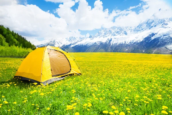 Lugar agradável para acampar tenda — Fotografia de Stock