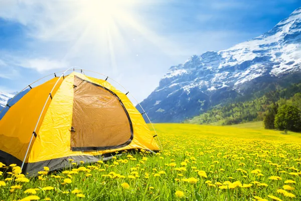 Tenda de acampamento em — Fotografia de Stock