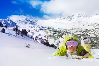 Karda atma kayakçı