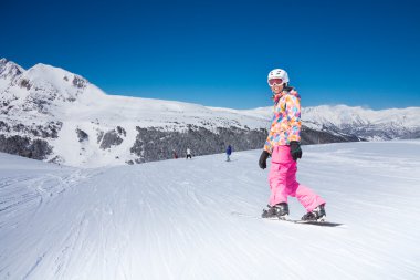 kadın baş aşağı kayar