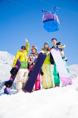 snowboard arkadaşları üzerinde kayak merkezi