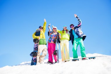 Karda duran snowboard ile dört arkadaş