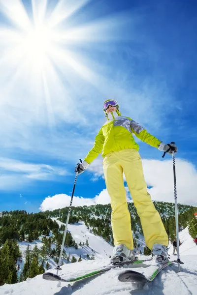 Glücklicher Skifahrer auf dem Gipfel des Berges — Stockfoto