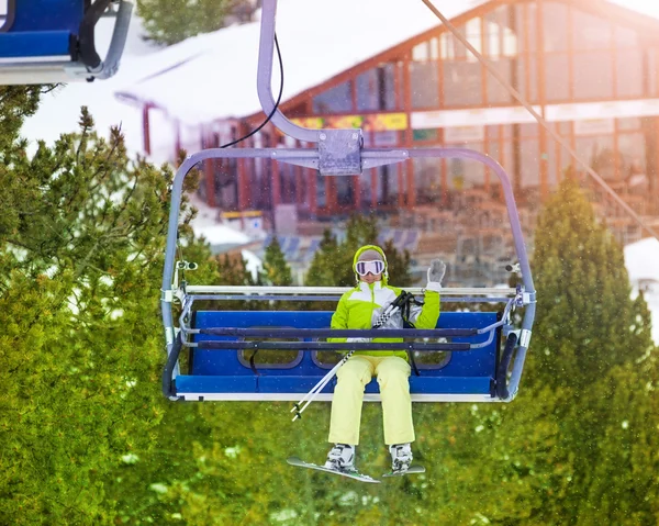 Счастливый лыжник на подъемнике — стоковое фото