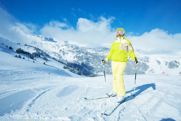 When you go long piste downhill take a rest — Stock Photo, Image