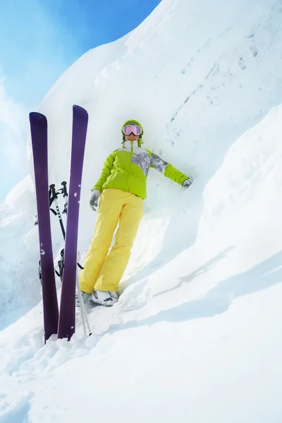 Riesige Schneeverwehungen und Skifahrer — Stockfoto