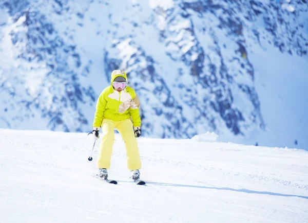 Ski i berg är kul — Stockfoto