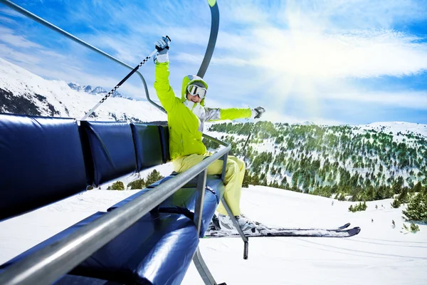 Ski lift üzerinde mutlu kayakçı — Stok fotoğraf