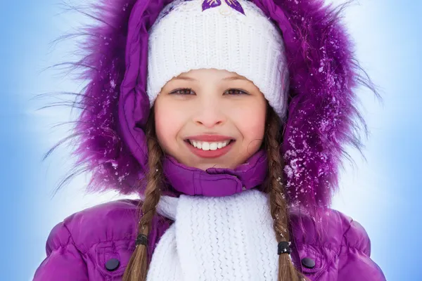 Gelukkig lachend meisje in winterkleren — Stockfoto