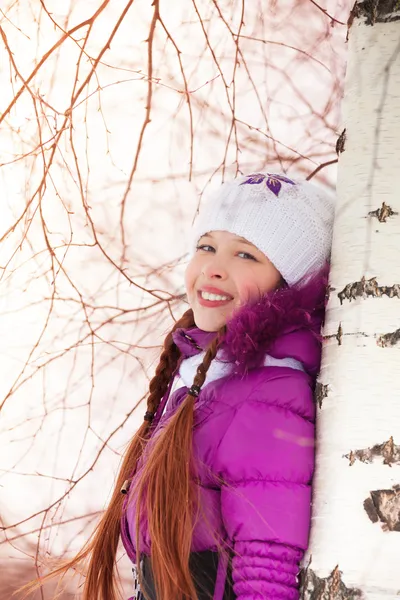 Šťastné nadšená dívka a bříza strom — Stock fotografie