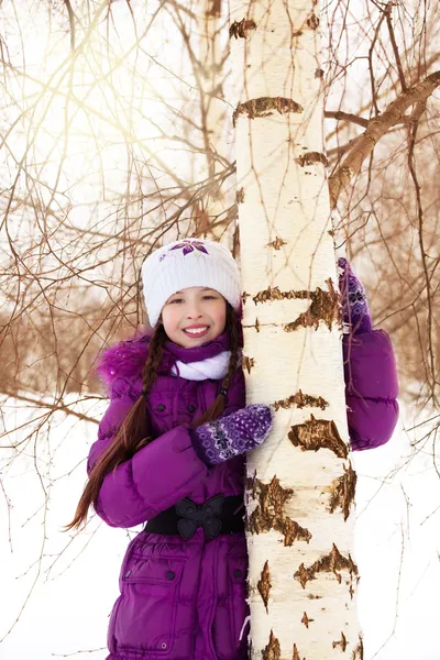 Ευτυχισμένος κορίτσι αγκαλιάζει δέντρο — Φωτογραφία Αρχείου