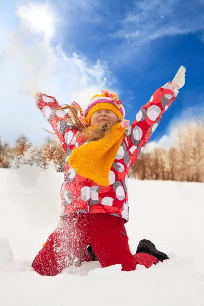 Liten flicka kasta snö — Stockfoto