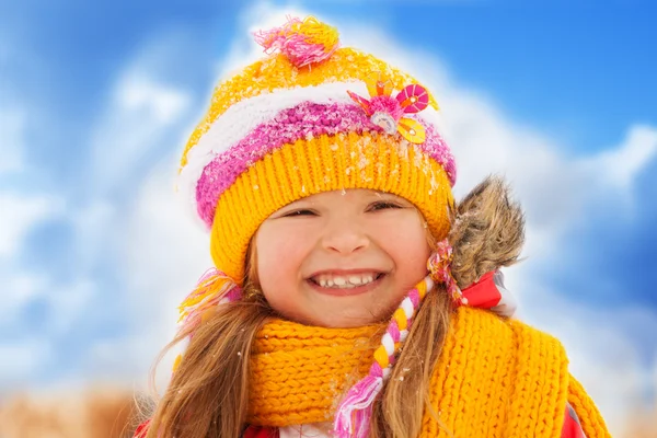 冬天的微笑的小女孩的肖像 — 图库照片