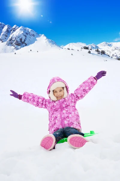 快乐的孩子坐在雪橇上阳光灿烂的日子 — 图库照片