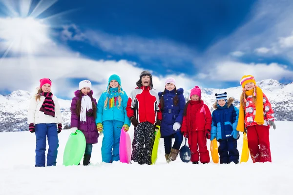 Grupa dzieci i sportów zimowych — Zdjęcie stockowe