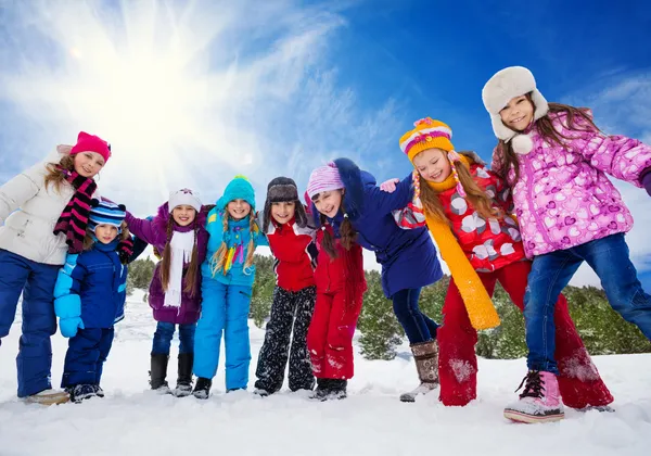 Amigos divirtiéndose en la nieve — Foto de Stock