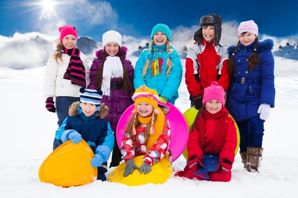 群与雪橇的孩子 — 图库照片