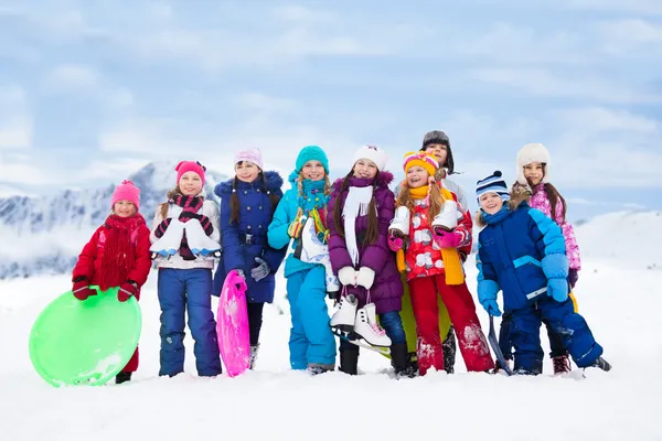 Kinderen samen buiten op koude winterdag — Stockfoto