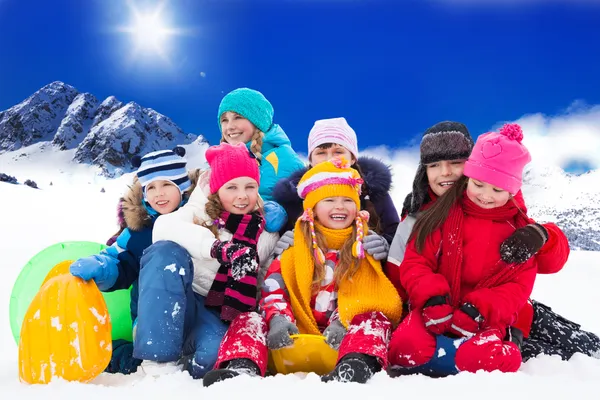 Grote groep van kinderen op winterdag — Stockfoto