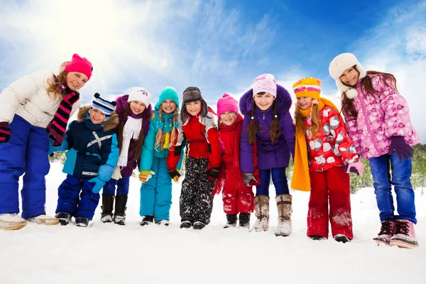 Många barn tillsammans på snö dag — Stockfoto