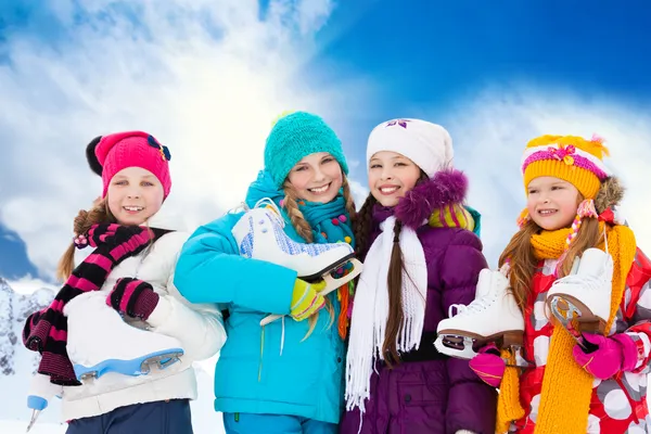 四个女孩要去滑冰 — 图库照片