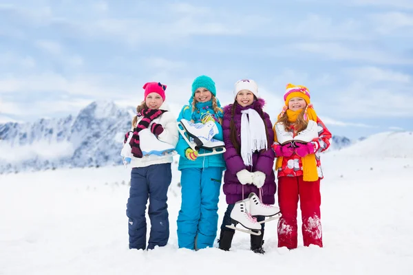 Quatre filles avec des patins à glace — Photo