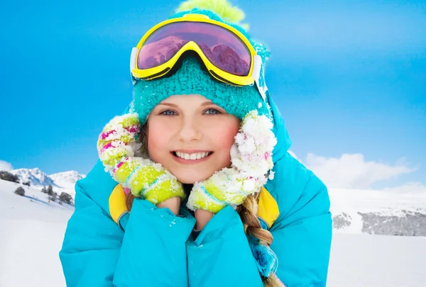 Ragazza sciatrice di montagna — Foto Stock