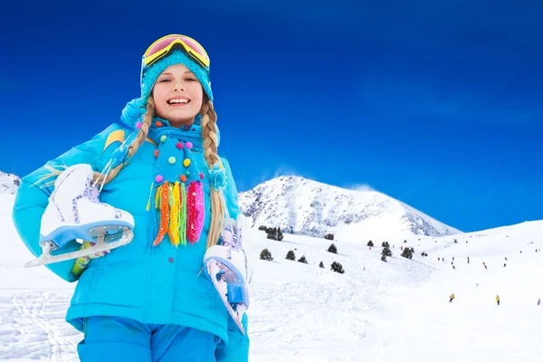 Szczęśliwa dziewczyna z ice-skates — Zdjęcie stockowe