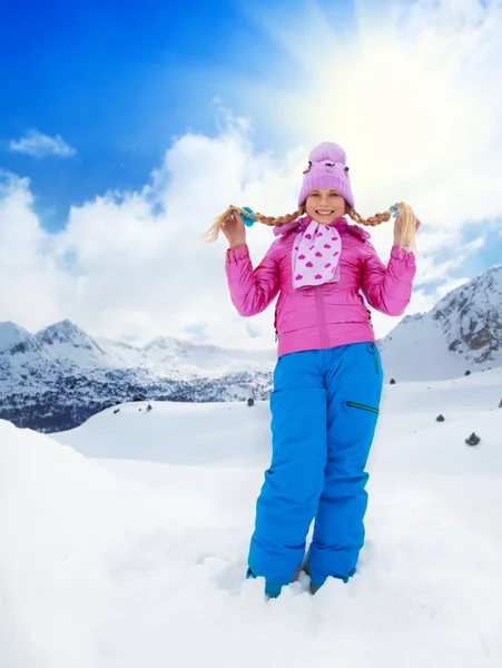 Blond meisje op winterdag — Stockfoto