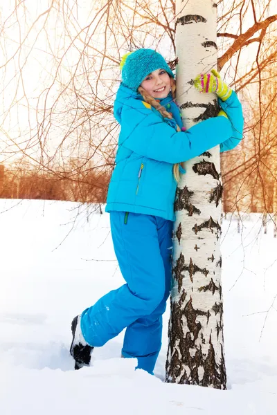 Dziewczyna szczęśliwy tulenie drzewo — Zdjęcie stockowe