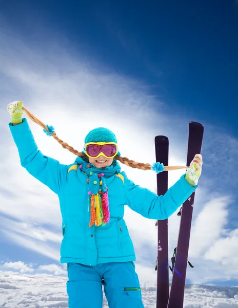 Blond, söt flicka på ski vintersemester — Stockfoto