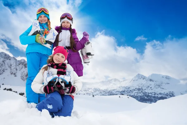 Kindergruppe mit Schlittschuhen — Stockfoto