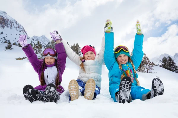 Tre tjejer på snö dag — Stockfoto